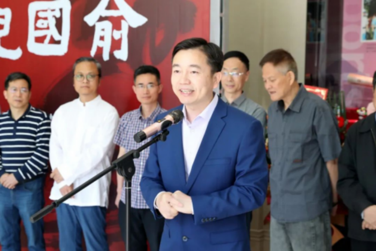 老师向承办方赠送书法作品陈国阳先生宣布开幕现场观展江山叠翠送晴来