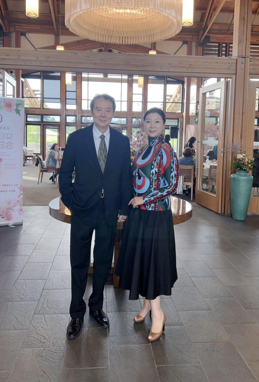 著名画家徐楠在加拿大荣获杰出女性《巾国楷模》奖