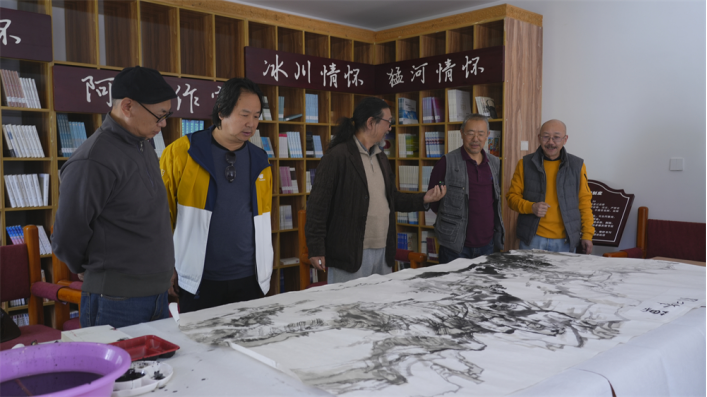 采高原之美 树时代新风:"妙手执画笔·穿越大冰川"著名画家画冰川活动