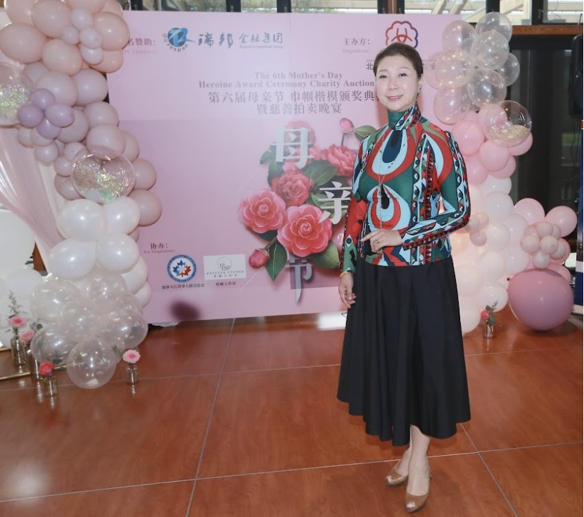 著名画家徐楠在加拿大荣获杰出女性《巾国楷模》奖