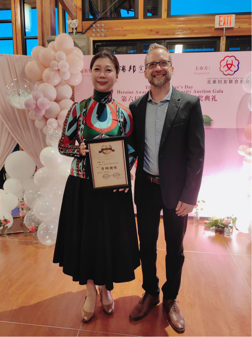 著名画家徐楠在加拿大荣获杰出女性《巾国楷模》奖