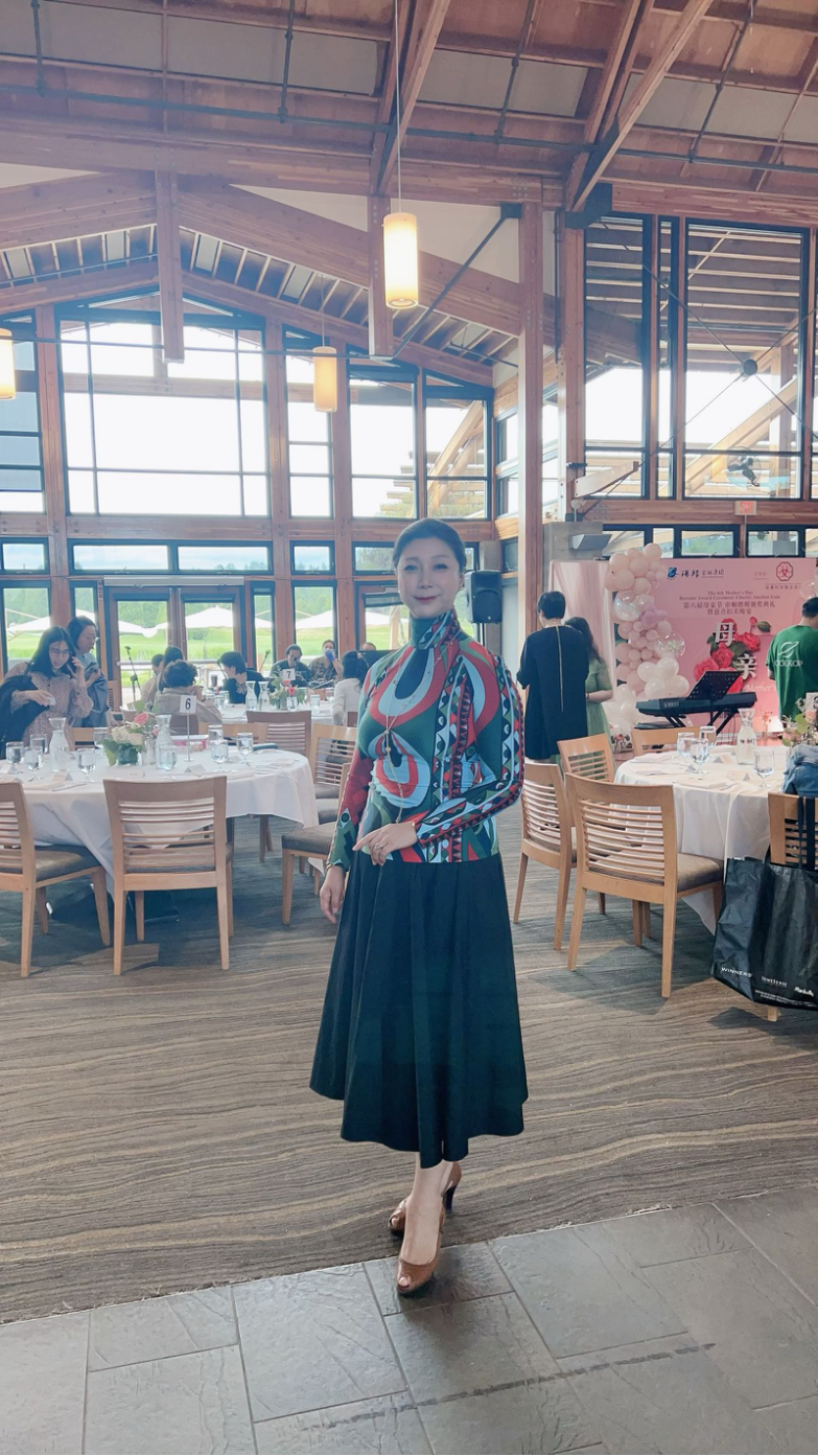 著名画家徐楠在加拿大荣获杰出女性《巾国楷模》奖