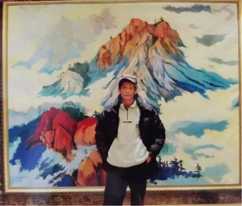 五彩的黄山丙烯·1996年合肥·希尔顿饭店会议厅刘玉山 (画成后留影)