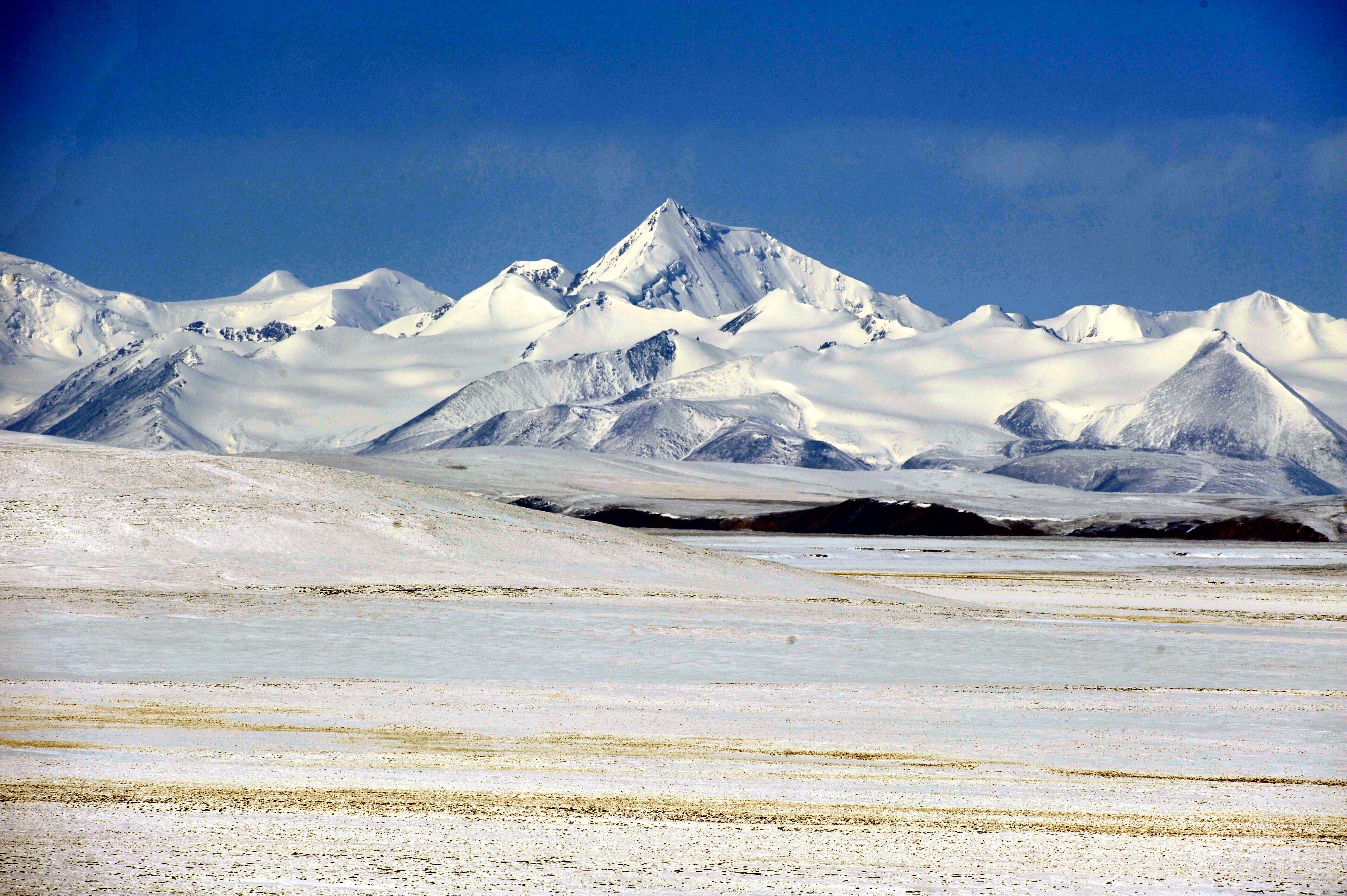 长江源冰清玉洁的格拉丹东雪峰长江源格拉丹东雪峰下的冰河长江源格拉