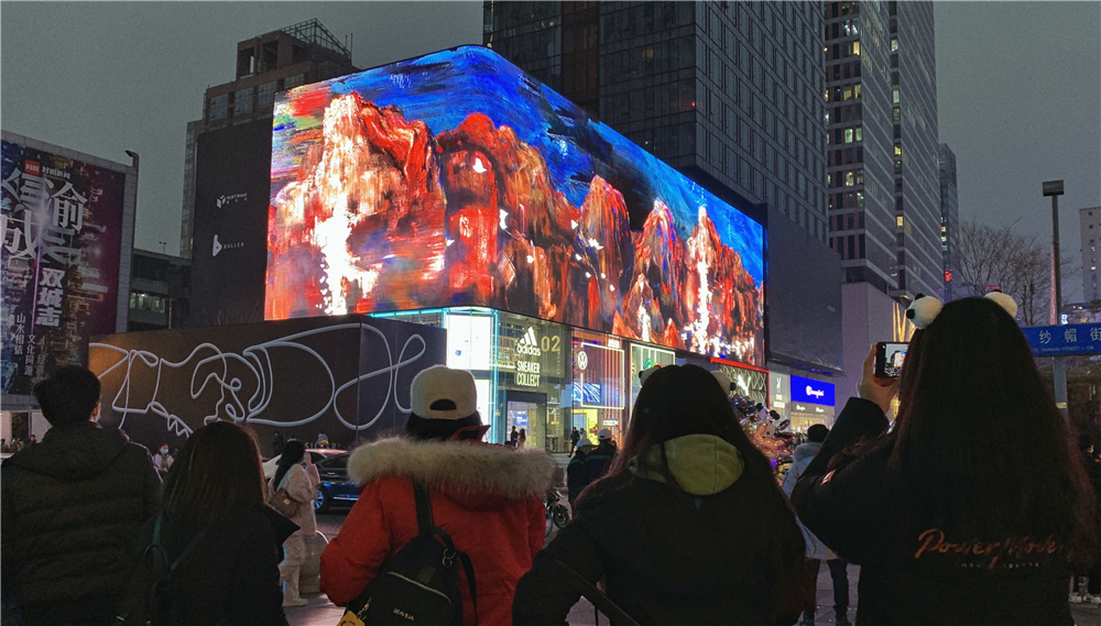 大屏幕惊现"流动着的绘画",视频将原始的油画作品进行数字化投影叠加