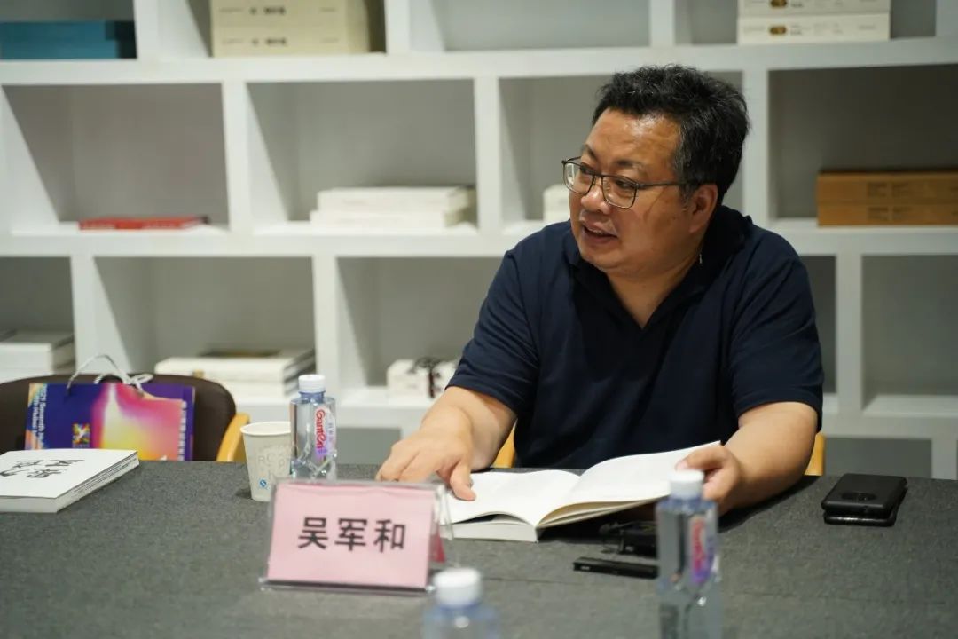 参展艺术家吴军和(周韶华艺术研究中心主任)发言参展艺术家钟孺乾发言