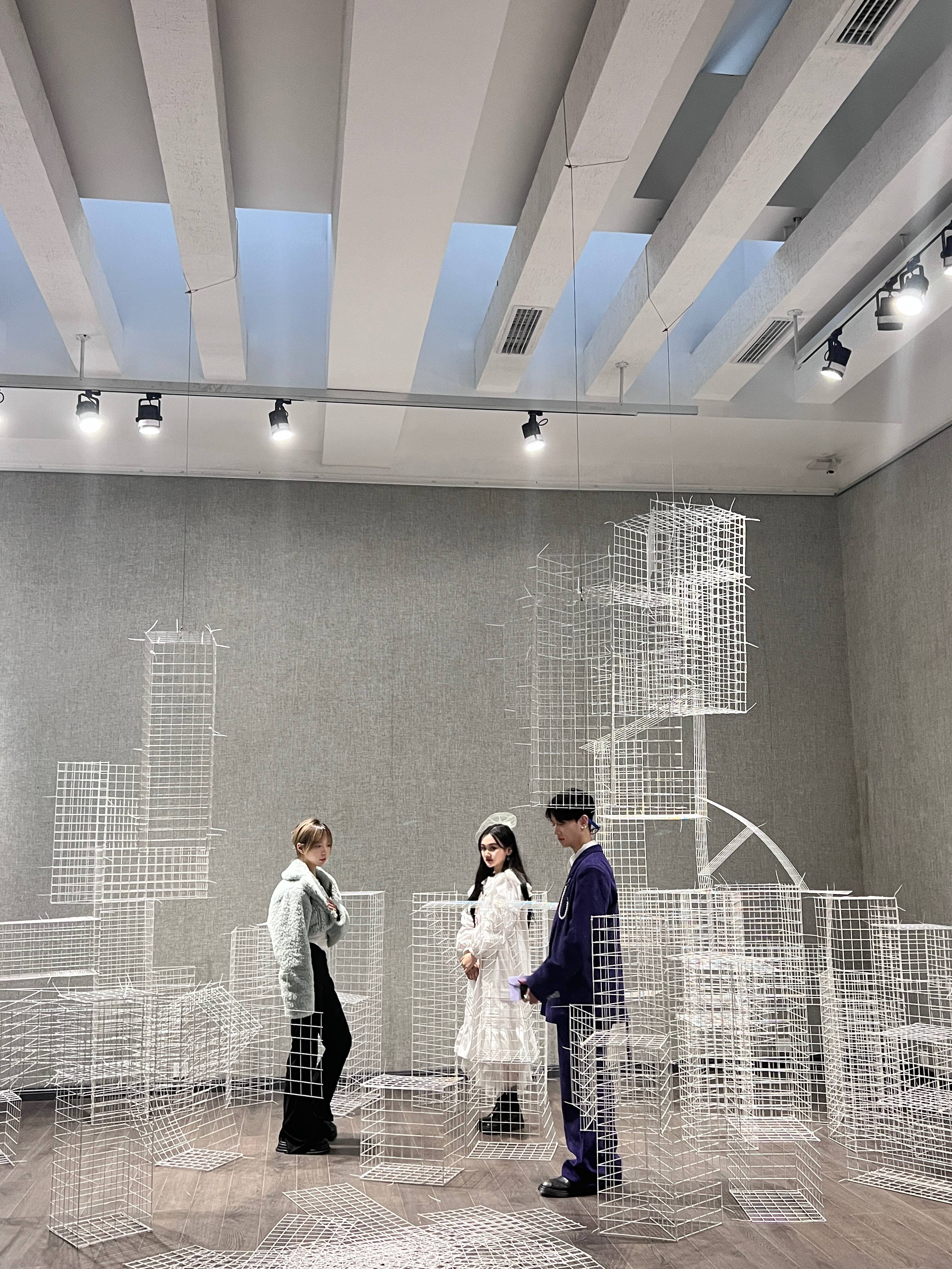 零零后艺术家直接在展厅建了座城——“危楼”