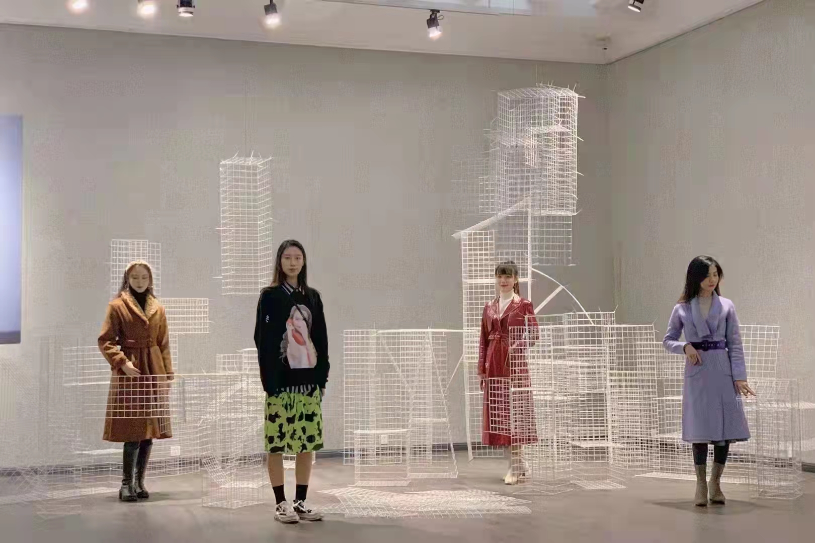 零零后艺术家直接在展厅建了座城——“危楼”