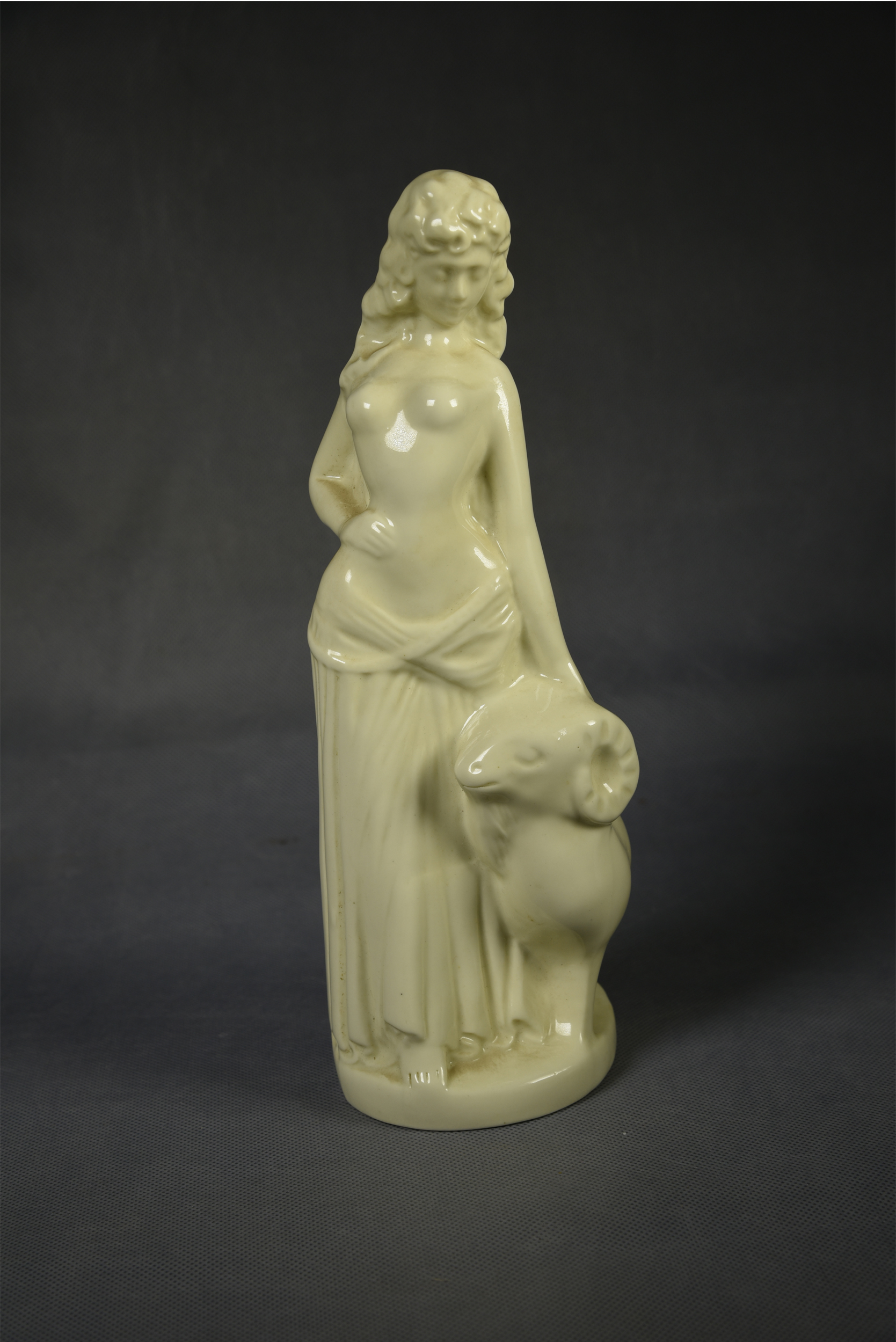 二十世纪初磁州窑白釉牧羊女塑像