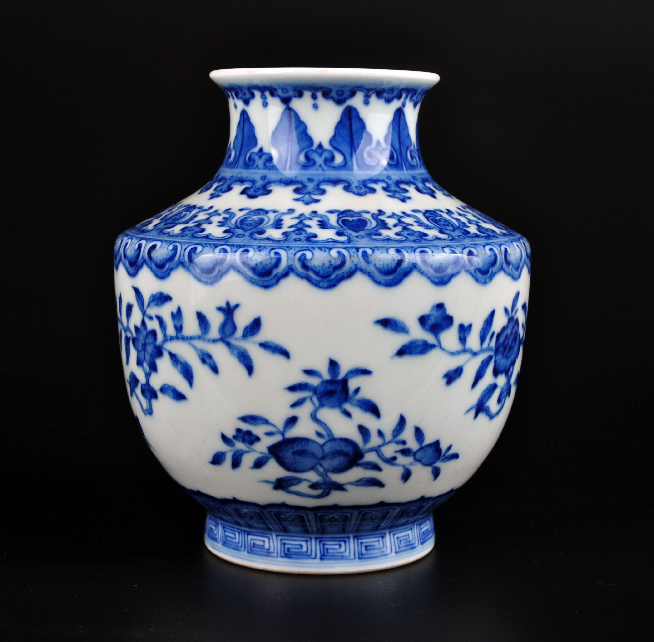 lot0007 大清雍正年制青花折枝花果纹小尊